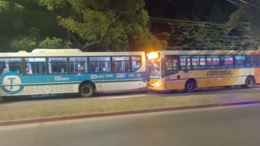 Dos líneas de colectivo chocaron y resintieron el servicio: hay dos personas heridas