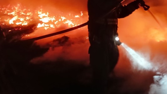 Bomberos combaten un incendio cerca del aeropuerto