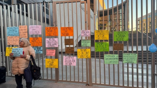 Familiares de Brenda Agüero piden su liberación inmediata en la puerta de Tribunales