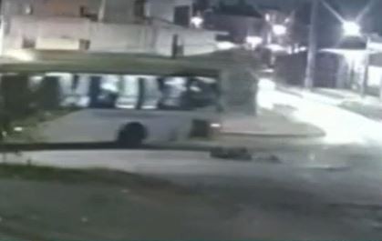 Peligro en el colectivo: se rompió una ventanilla y un pasajero cayó al asfalto