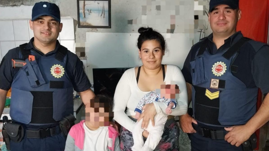 Rápido accionar: policías lograron salvarle la vida a una beba que se ahogó mientras era amamantada