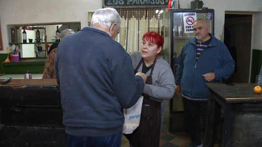 Cuando la jubilación no alcanza para comer: la asistencia de un comedor en B° Los Paraísos