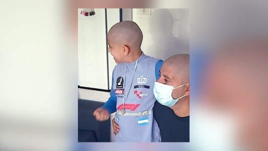 Un padre se rapó para acompañar a su hijo en la lucha contra el cáncer