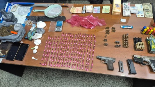 Tres personas quedaron detenidas: tenían armas, balas y droga fraccionada