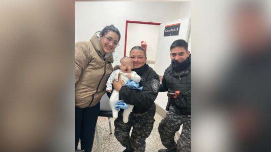 Dos policías le salvaron la vida a un bebé con signos de asfixia