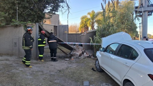 Perdió el control de su auto y chocó contra una casa en Córdoba: viajaba con su hija de 2 años