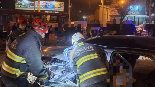 Rescatan a dos personas tras siniestro vial en Córdoba capital