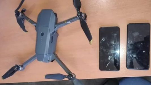 Un drone que intentaba ingresar celulares a la cárcel de Bouwer quedó atrapado en los cables