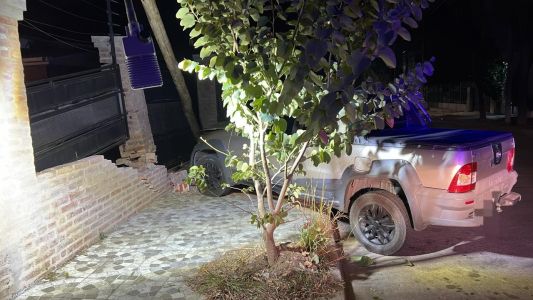 Perdió el control de su auto, chocó un poste y terminó incrustado en una casa en Córdoba