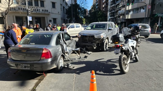 Un auto pasó en rojo y chocó contra una camioneta en pleno centro de Córdoba