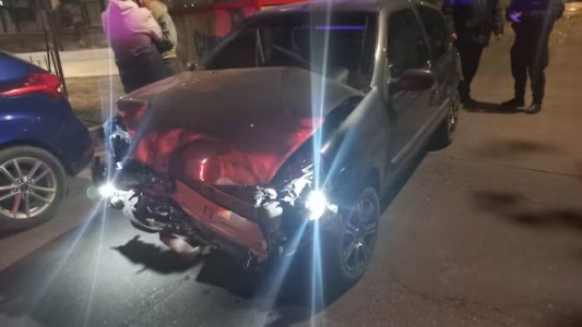 Madrugada accidentada en Córdoba: un auto y un colectivo chocaron en barrio Providencia