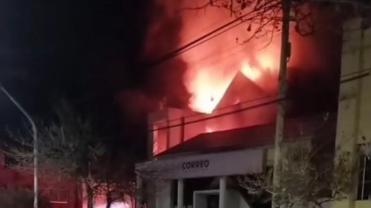 Mina Clavero: evacuaron a cinco personas tras un incendio en la planta alta del Correo Argentino