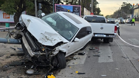 Impactante siniestro en Córdoba: conducía en contramano, chocó con otro vehículo y escapó