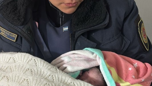 Rápida intervención: una policía asistió a una mujer que dio a luz en su casa
