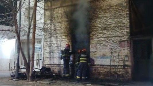 Se produjo un incendio en Alto Alberdi: bomberos trabajan en el lugar