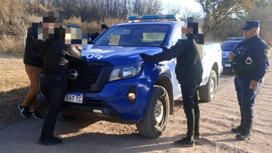 Tres delincuentes quisieron asaltar a un chofer, pero él escapó con la llave del auto y los delató