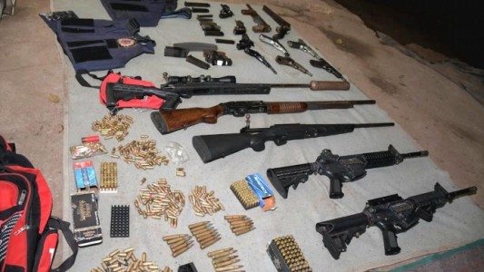 Importante operativo terminó con ocho detenidos y el secuestro de un arsenal de guerra