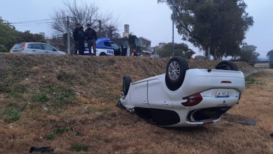 Un conductor perdió el control de su vehículo y volcó en Costanera sur
