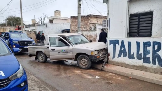 Robaron una camioneta y chocaron mientras escapaban de la Policía