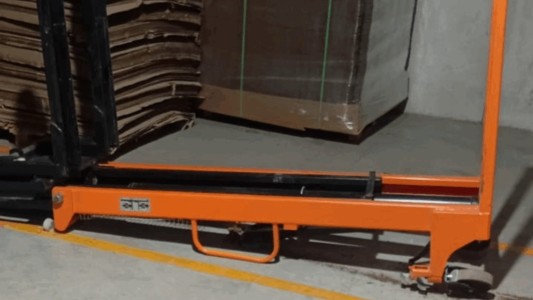 Un hombre sufrió graves lesiones tras ser aplastado por un elevador hidráulico