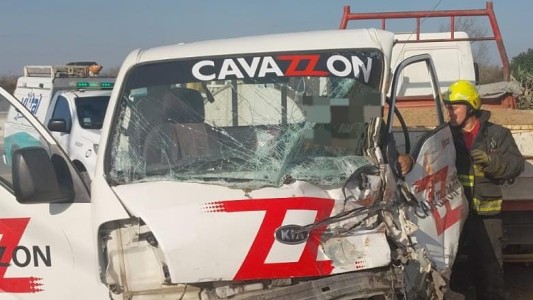 Bomberos rescataron a un hombre tras un siniestro entre dos camiones y un auto