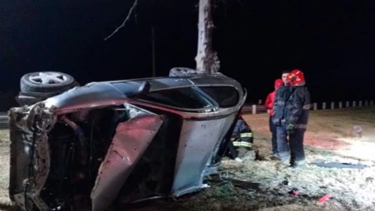 Discutía con su pareja mientras manejaba, volcó y chocó contra un árbol