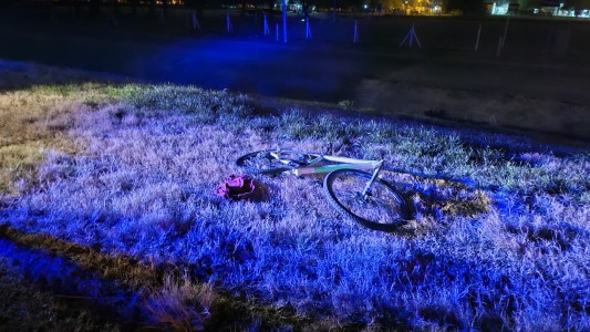 Murió un joven de 23 años tras chocar de frente en bicicleta contra un camión en Córdoba