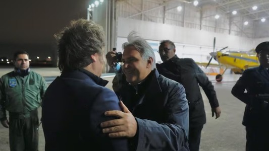 Martín Llaryora recibió a Milei en el aeropuerto de Córdoba, previo al Derecha Fest