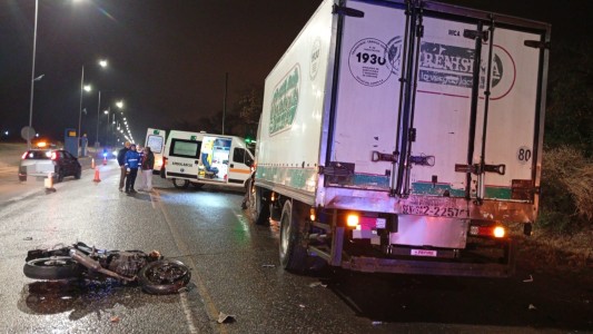 Tragedia en Juárez Celman: un motociclista murió atropellado por un camión