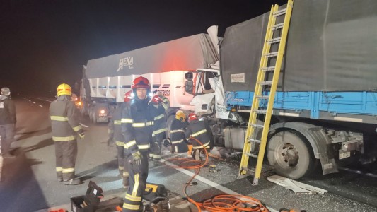 Dos camiones chocaron en la autopista Córdoba-Rosario y un conductor quedó atrapado