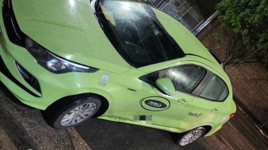 Detuvieron a dos jóvenes por asaltar al conductor de un remis en la puerta de un boliche