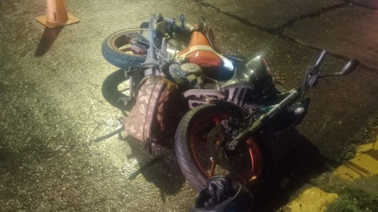 Un motociclista resultó herido tras ser atropellado por un auto que se dio a la fuga