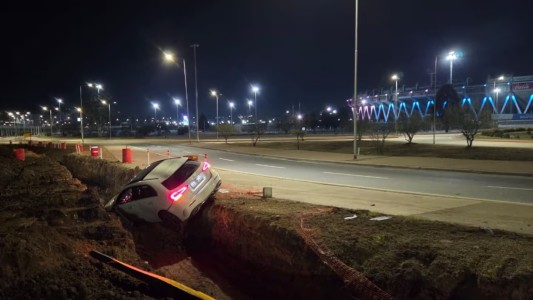 Un adolescente alcoholizado perdió el control de su auto y cayó en una zanja frente al Kempes