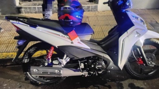 La Policia detuvo a dos menores de edad después de robar una moto de una concesionaria en Córdoba