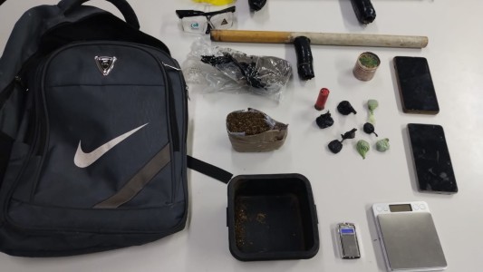 Escapó de un control policial y lo atraparon con un arma casera y drogas