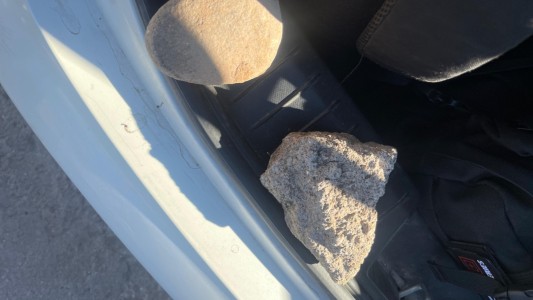 Detuvieron a cinco menores de edad que dañaron un auto en una playa de estacionamiento