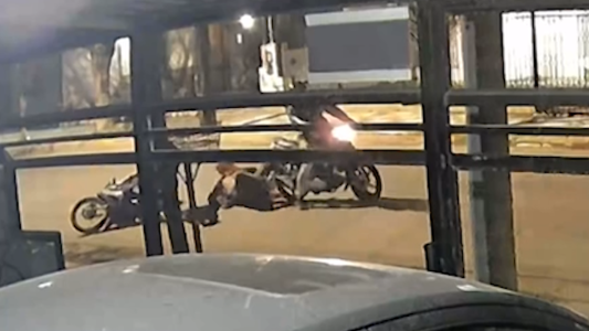Lo asaltaron, lo tiraron al piso y su pierna quedó atrapada en la moto de los delincuentes