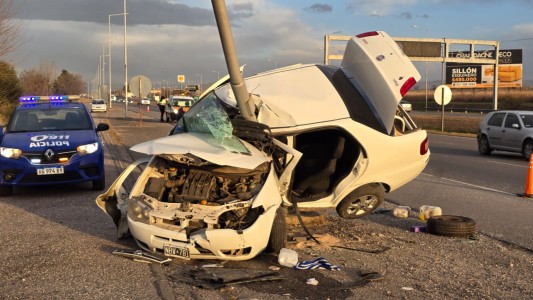 Impresionante choque en la Ruta 20: chocó contra un poste y el auto quedó doblado al medio