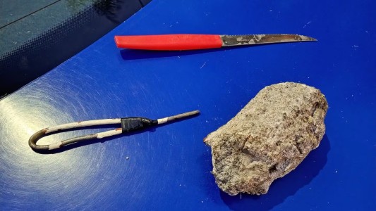 Un naranjita rompió un auto de un piedrazo y quedó detenido: también tenía un arma blanca