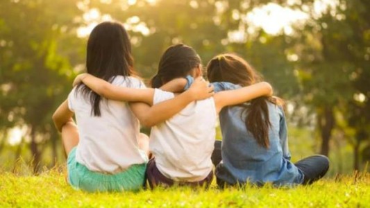 Convocan a familias interesadas en adoptar a tres hermanas de 2, 4 y 8 años