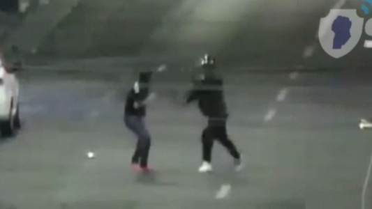 Video: un hombre robó las llaves de una moto y terminó a las piñas con el dueño