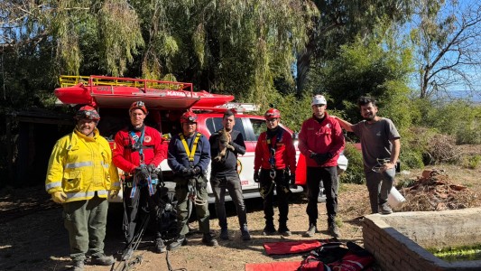 Bomberos rescataron a una gatita atrapada en un aljibe