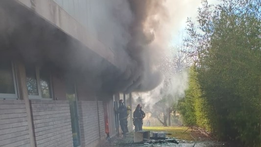 Bomberos combaten un voraz incendio en una casa de La Calera