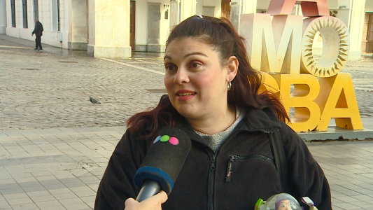 Una familia organiza una colecta de juguetes por el Día de las Infancias