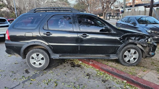 Burlaron un control, chocaron autos y los detuvieron en el techo de una casa