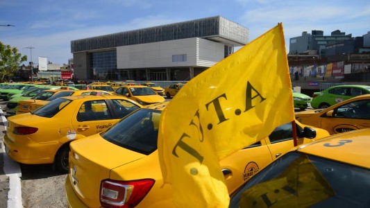Corte en Costanera Norte por movilización de taxistas en el Concejo Deliberante