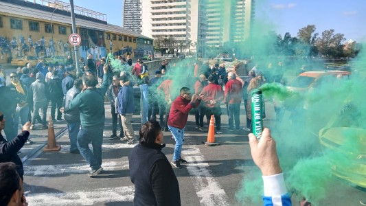 Tensión e incidentes en el Concejo por la marcha de taxistas contra las apps de viajes
