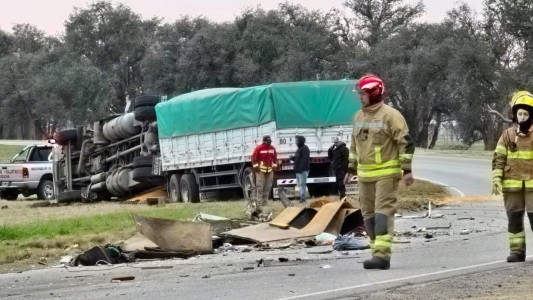 Un hombre murió en un choque frontal entre una traffic y un camión en el sur de Córdoba