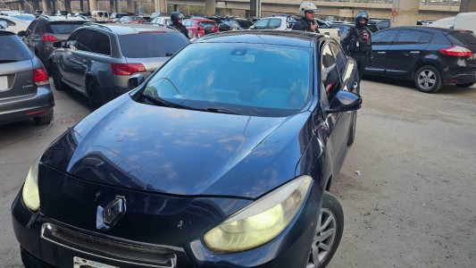 La Policía detuvo a dos hombres que usaban un inhibidor para robar en el estacionamiento del Kempes