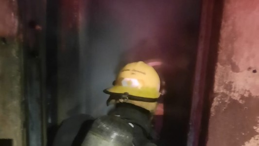Un hombre resultó herido en un incendio y el auto que lo trasladaba chocó